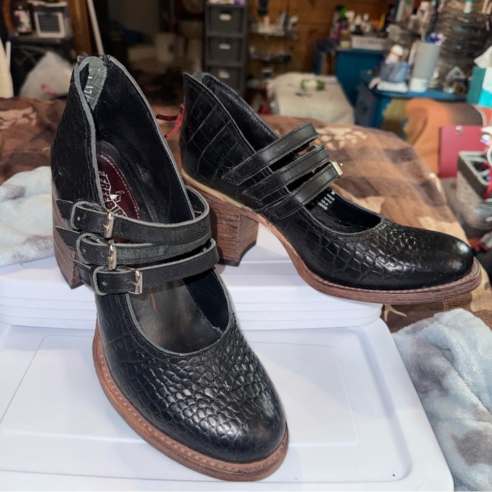 Freebird LEATHER Black Croc-Embossed MARY JANE Heels PUMPS 3 strap LIKE NEW - Picture 14 of 15